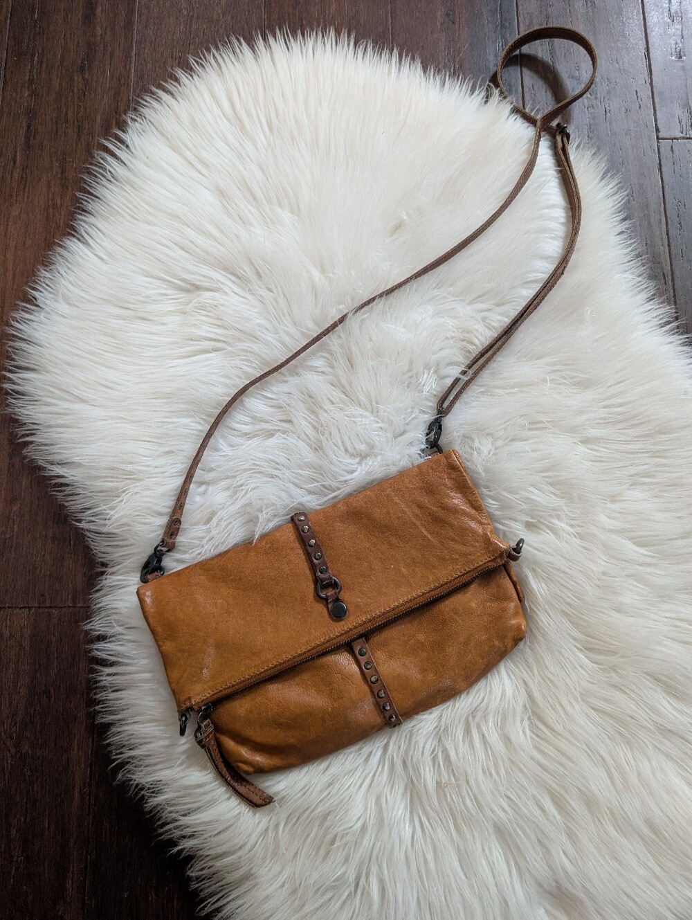 Aunts & Uncles a&u Leather Foldover Crossbody Clutch Purse Bag - Tan